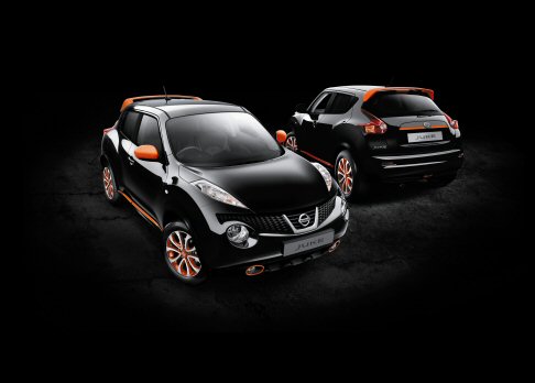Nissan - Conclude il catalogo l’Exclusive Pack, che prevede le calotte degli specchietti e lo spoiler al tetto nella colorazione Orange Racing. width=