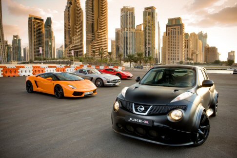 Nissan - La Nissan Juke-R sfoggia archi passaruota più grandi e pronunciati, un nuovo spoiler posteriore sul tetto, mentre le ruote presentano gli stessi cerchi da 20 pollici della GT-R associati a freni Brembo.  width=