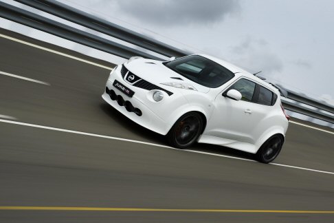 Nissan - Juke-R utilizza la trasmissione e le sospensioni della GT-R con un roll-cage su specifiche FIA.  width=