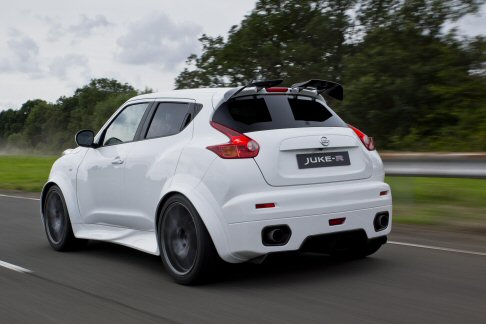 Nissan - Le prestazioni sono da brivido: accelerazione da 0 a 100 in soli 3 secondi per una velocità massima di ben 275 km/h.  width=