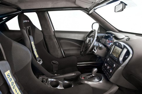 Nissan - Gli affinamenti estetici includono un design più definito del paraurti anteriore e nuovi rivestimenti in carbonio delle ventole di raffreddamento anteriori e posteriori. width=
