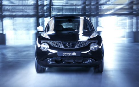 Nissan - A bordo spicca la consolle centrale bianca, tinta ripresa anche dai pannelli alle portiere e dalle cuciture su sedili, volante e cuffia del cambio in pelle. width=