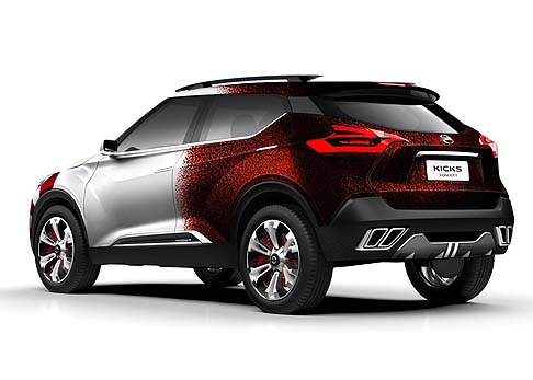 Nissan - La scocca si presenta con una colorazione bianco perla abbinata ad un paraurti anteriore impreziosito da strisce rosse che richiamano la bandiera della Salgueiro. width=