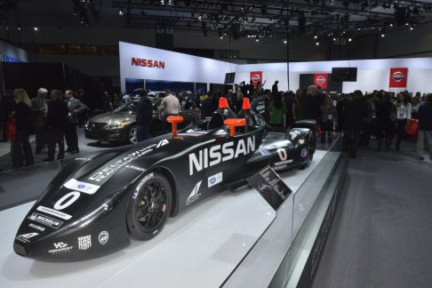Nissan - La racing car Nissan DeltaWing, invece ha rivoluzionato gli equilibri nelle gare di durata dell'automobilismo sportivo, grazie a un design innovativo abbinato a tecnologie sviluppate in funzione del contenimento del peso e dell'efficienza nei consumi.  width=