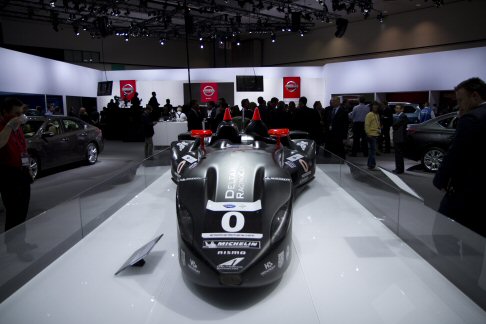 Nissan - In contrasto al muscoloso stile della GT-R, Nissan DeltaWing presenta un motore Nissan 2.5l, una carrozzeria aerodinamica e un peso contenuto grazie alla leggerezza dei componenti. width=