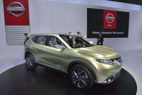 Nissan - Il veicolo offre l'avanzato sistema di propulsione ibrida benzina/elettrico, che prevede un solo motore abbinato a due frizioni, e futuristici interni per 7 passeggeri.  width=
