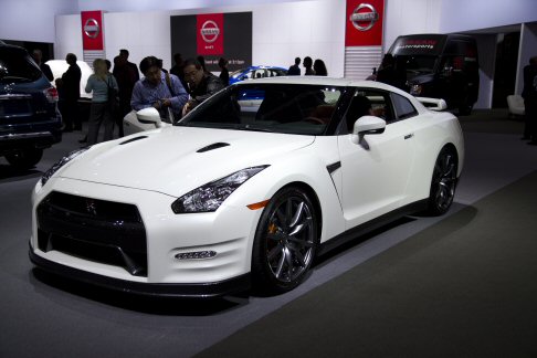 Nissan - Nissan GT-R 2014 esta fedele al suo noto appeal estetico e al suo motore 3.8l V6, il migliore della categoria, assemblato manualmente e in grado di erogare ben 545CV. width=