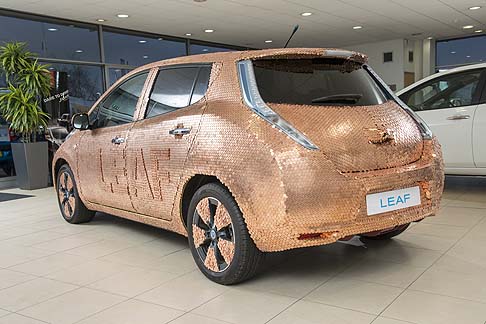 Nissan - Ma chi è il cliente numero 100.000 mila? Si tratta del Dr. Brett Garner, proprietario di uno studio dentistico a Fareham, nel Regno Unito, al quale sarà consegnata una una Nissan LEAF Tekna top di gamma in versione bianca. width=