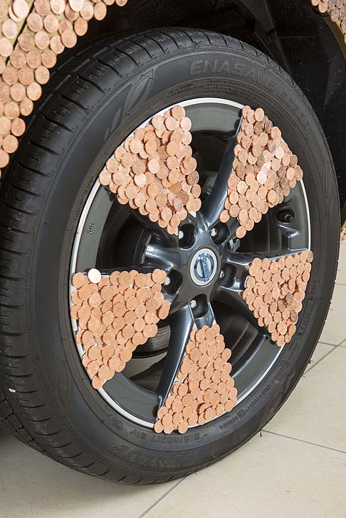 Nissan - La vettura è stata esposta presso il concessionario Martins di Winchester, che ha venduto il centomillesimo esemplare al dentista Brett Garner. width=