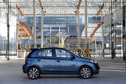 Nissan - Infine, la versione top di gamma Tekna incude condizionatore aria automatico, NissanConnect, sensori posteriori per il parcheggio, sistema PSM (Parking Slot Measurement) per la misurazione dello spazio di parcheggio, cerchi in lega da 16 pollici. width=
