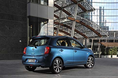 Nissan - In dettaglio, la vettura esprime una forte personalità nel frontale, dove compare il motivo a V cromato sulla griglia, in linea con il nuovo linguaggio stilistico del costruttore. width=