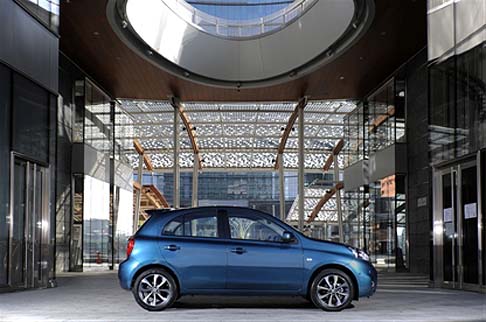 Nissan - L’ambiente appare più elegante grazie all'aggiunta di finiture nero lucido sulla consolle al centro e argentate sulla leva del cambio. width=