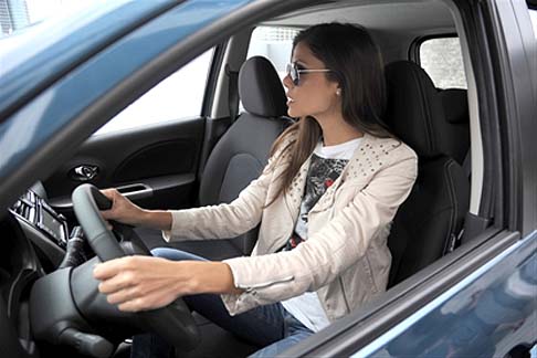 Nissan - Sotto il cofano della nuova Micra troviamo l'efficiente motore tre cilindri da 1.2 litri, disponibile con potenze da 80CV o nella versione sovralimentata DIG-S a iniezione diretta da 98CV.  width=