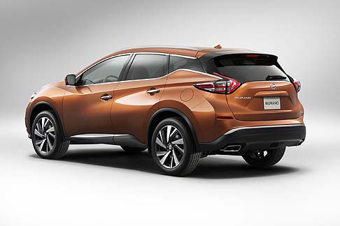 Nissan - La terza serie del popolare crossover della gamma Nissan segue il nuovo orientamento di stile del brand, V –Motion, riconoscibile nel frontale, nelle luci a boomerang, nel tetto flottante e nell’aerodinamica efficiente. width=