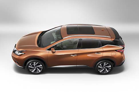 Nissan - Il tetto panoramico Moonroof esalta la luminosità e presenta una lunghezza maggiore del 40 % rispetto alla generazione precedente.  width=