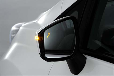 Nissan - Il Safety Shield di Nissan, insieme al sistema Around View Monitor, offre una visibilità senza precedenti, contribuendo a minimizzare il rischio di incidenti e rendendo più sicure le manovre. width=