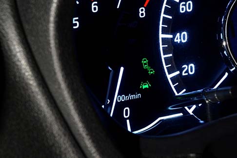 Nissan - Grazie ad altre tre telecamere (una sulla griglia anteriore e due sugli specchietti retrovisori esterni), Nissan Note integra anche la funzione Around View Monitor. width=