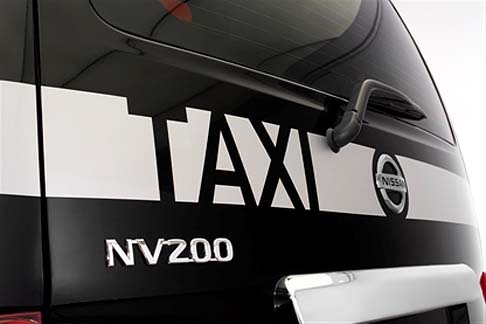 Nissan - Il veicolo in versione taxi londinese si distingue per la presenza della forma circolare dei fari anteriori e griglia rimodellata sullo stile dei black cabs.  width=