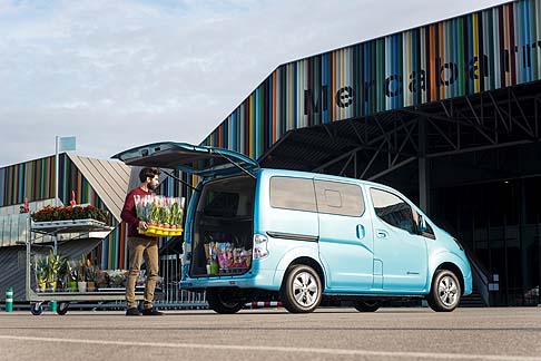 Nissan - L'impianto di Barcellona, l'unico sito produttivo di Nissan a produrre il modello e-NV200, ha avviato la produzione del primo furgone elettrico di Nissan nell'ambito di un investimento del valore di 431 milioni di euro.  width=