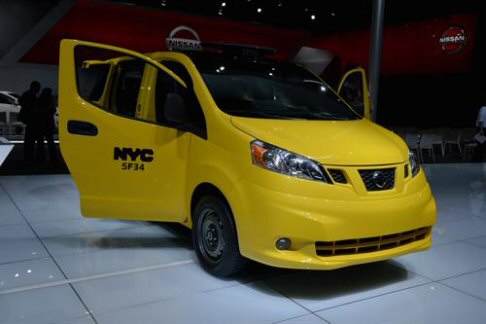 Nissan - La Grande Mela sposa il veicolo Nissan NV200 e gli conferisce l’ambito titolo di Taxi of Tomorrow, attribuito in merito ad un progetto promosso dalla città di New York nel 2011. width=