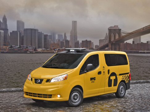 Nissan - In dettaglio, le caratteristiche del veicolo prevedono ampio spazio per passeggeri e bagagli, migliorato rispetto agli attuali taxi; porte scorrevoli con gradino d’accesso e maniglie, per facilitare la salita e la discesa, tetto trasparente. width=