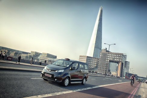 Nissan - Il veicolo è spinto dal motore 1.5 dCi da 90 CV abbinato al cambio manuale, in grado di garantire un consumo medio dichiarato di 4,45 l/100 km ed emissioni di CO2 pari a 139 g/km, contro i 6,7 l/100 km e 209 g/km dei modelli attualmente circolanti. width=