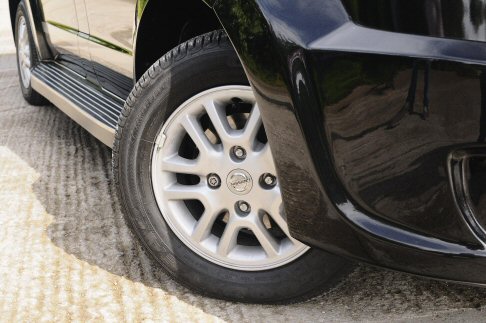 Nissan - Per la città l'adozione della Nissan NV200 consentirebbe un notevole risparmio annuo di circa 14,6 milioni di sterline per i costi del carburante, pari a circa 663 sterline per ognuno dei 22.000 tassisti impegnati. width=