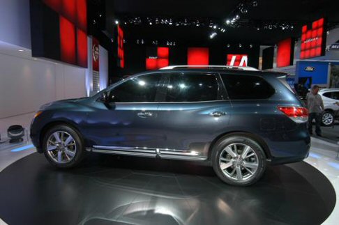 Nissan - Il nuovo Pathfinder è dotato di spoiler anteriori e posteriori, deflettori aerodinamici e carenature delle sospensioni posteriori che permettono di ottenere performance aerodinamiche al top del suo segmento. width=