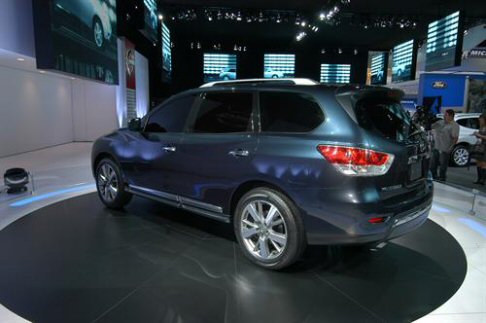 Nissan - I parafanghi muscolosi ne enfatizzano la sensazione di stabilità, mentre la parte superiore offre un abitacolo spazioso dalla linea di cintura bassa e i sottili montanti che confluiscono morbidamente nella struttura robusta della parte inferiore. width=