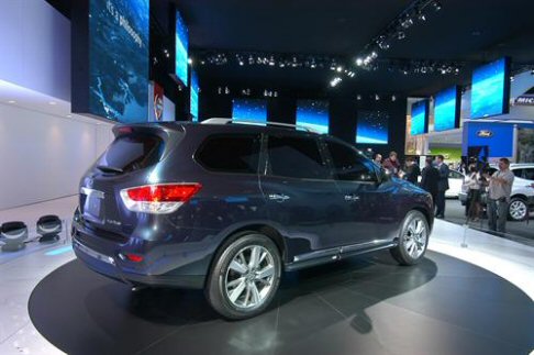 Nissan - Tra le novità più interessanti, spicca il ritorno alla piattaforma monoscocca, che offre numerosi benefici, tra cui una maggiore flessibilità nella configurazione degli allestimenti interni. width=