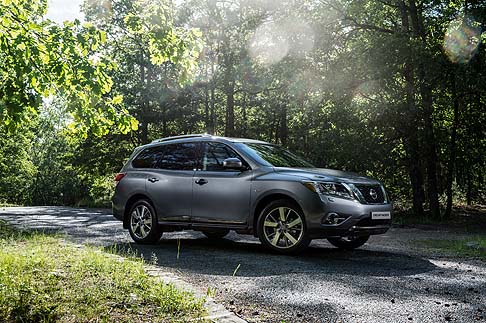 Nissan - Al Salone dell'Auto di Mosca,lo stand Nissan presenta i nuovi modelli Pathfinder, che include il primo veicolo ibrido benzina/elettrico prodotto in Russia, e la nuova Sentra, berlina di produzione russa. width=