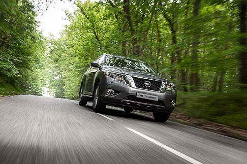 Nissan - Il nuovo Nissan Pathfinder, giunto alla quarta generazione. è equipaggiato di serie con un motore 3.5 benzina e un motore 2.5 ibrido. width=