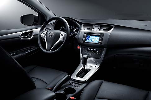 Nissan - La nuova Sentra presenta un design dalle linee moderne, realizzato con materiali di alta qualità, un'elevata altezza da terra e sospensioni dall'assetto confortevole. width=