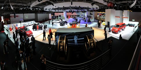 Nissan - Tutto il know how di Nissan appare in bella mostra nello stand della kermesse di Parigi, dove il costruttore nipponico offre una visione a 360 gradi della mobilità presente e futura. width=