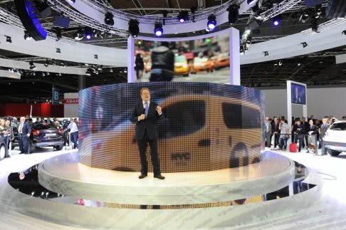 Nissan - Fanno il loro debutto europeo al Salone di Parigi anche i nuovi NV200 London Taxi e NV200 New York City Taxi, sottolineando la presenza di Nissan nel settore del noleggio privato.  width=