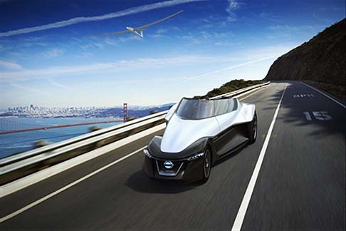Nissan - BladeGlider presenta una carreggiata anteriore stretta e unacarreggiata posteriore ampia e stabile, che riducono la resistenza dell’aria e generano una deportanza tale da ottimizzare la manovrabilità e l’aderenza, con sterzate e accelerazioni G notevoli. width=
