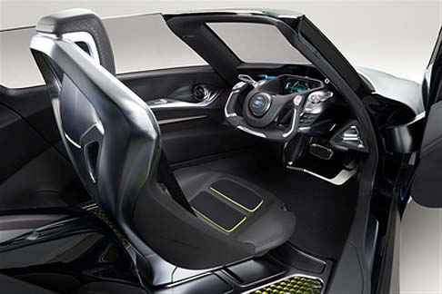 Nissan - La posizione di guida centrale di Nissan BladeGlider Concept, ereditata dagli alianti, assicura il massimo piacere di guida. I motori in-wheel sono gestiti indipendentemente e offrono la trazione posteriore. width=
