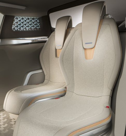 Nissan - L'assenza di alberi di trasmissione per le ruote posteriori rende la superficie del pianale e del sottoscocca. Sotto il bagagliaio è alloggiato il pacco di celle a idrogeno dalla potenza di 2,5 kW/l.  width=