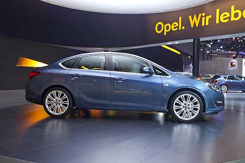 Opel - Prima mondiale per la nuova Astra Sedan 4 porte al MIAS 2012 in Russia width=