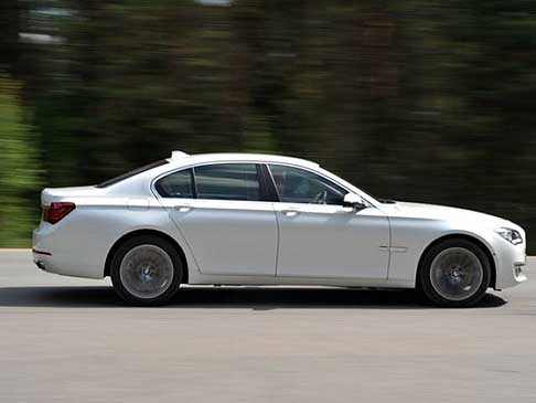 BMW - Nuova BMW Serie 7 con nuove motorizzazioni rivisitate che definiscono dei parametri di riferimento a livello di potenza ed efficienza. Cambio automatico a otto rapporti di serie width=