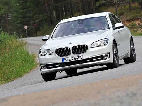 BMW - La nuova BMW Serie 7 è caratterizzata dai proiettori nuovi realizzati interamente in unità LED width=