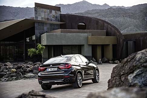 BMW - La nuova BMW X6 M50d è dotata di sedili sportivi in pelle/Alcantara di colore grigio. width=