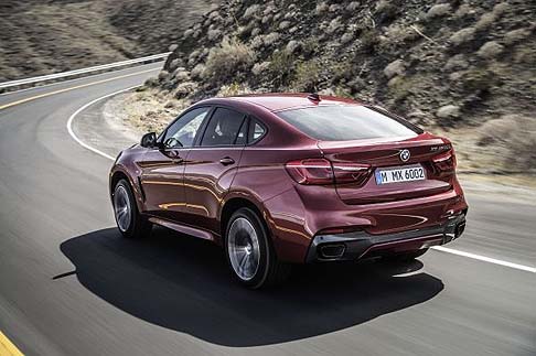 BMW - Un aumento del comfort di guida lo assicurano gli ammortizzatori pneumatici dell’asse posteriore e il Dynamic Damper Control inclusi sia nel pacchetto Assetto adattivo Comfort che nell’Assetto adattivo M. width=