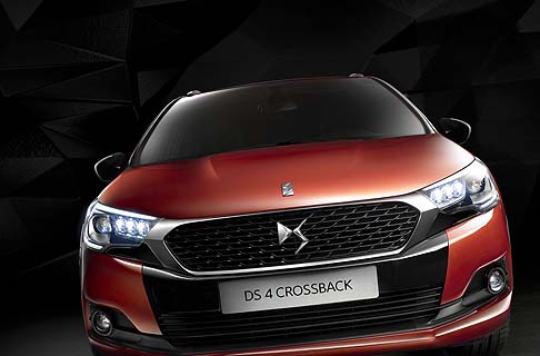 Citroen - DS4 Crossback è un modello estremamente versatile riconoscibile per l’assetto rialzato di 30 mm rispetto alla berlina, le ampie ruote nere, le modanature dei passaruota e le barre al tetto. width=