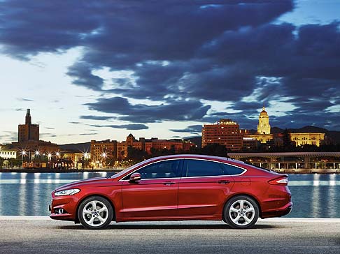 Ford - La dotazione tecnologica è da prima della classe quella che accompagna il restyling della Ford Mondeo, modello di punta della gamma soprattutto in terra europea. width=