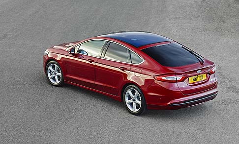 Ford - La vettura rappresenta il primo modello europeo costruito sulla base della nuova piattaforma globale C/D di Ford, ed è dotata delle nuove sospensioni posteriori Integral Link che garantiscono un comfort superiore ed eccezionali dinamiche di guida. width=