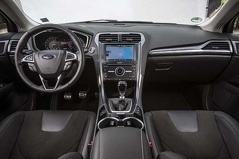 Ford - A bordo della nuova Ford Mondeo, i guidatori potranno godere di una visibilità notturna più chiara grazie ai fari adattivi a LED (Dynamic LED Headlights).  width=