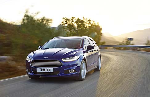 Ford - L’equipaggiamento introduce le cinture di sicurezza posteriori con air-bag integrato (Inflatable Rear Seatbelts). Il volante riscaldato è regolabile elettricamente con funzione memoria sia in altezza che profondità . width=
