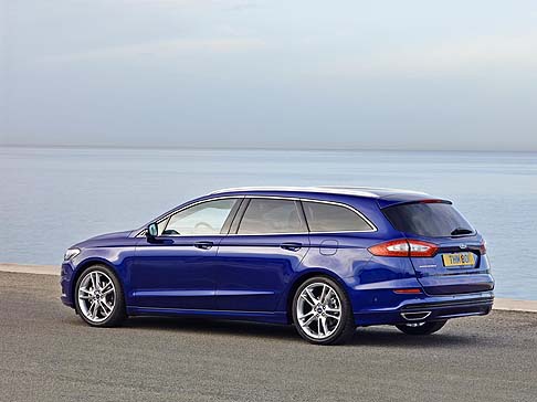 Ford - Oltre a nuove connotazioni tecnlogiche e meccaniche, la nuova Ford Mondeo non trascura di rinnovare lo stile, dal carattere fluido e dinamico. width=