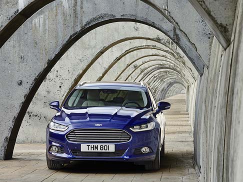 Ford - Nel modello wagon, il tetto panoramico retraibile è in vetro. Le scolpiture laterali offrono un’idea di dinamicità , mentre l’anteriore è dominato dall’ampia griglia trapezoidale che ben si armonizza con il cofano scolpito e i fari affusolati. width=